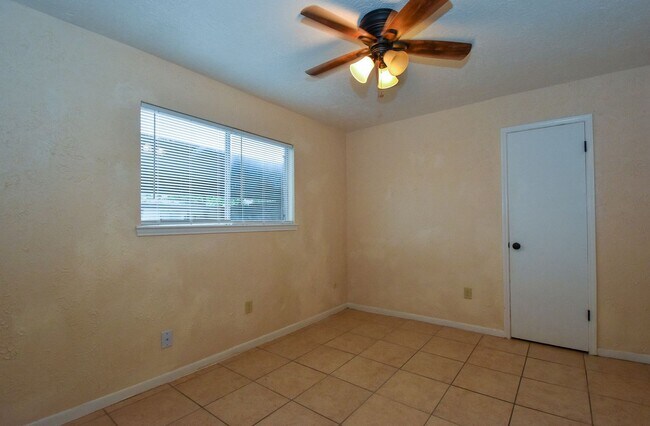Building Photo - 1502 Beaumont Rd