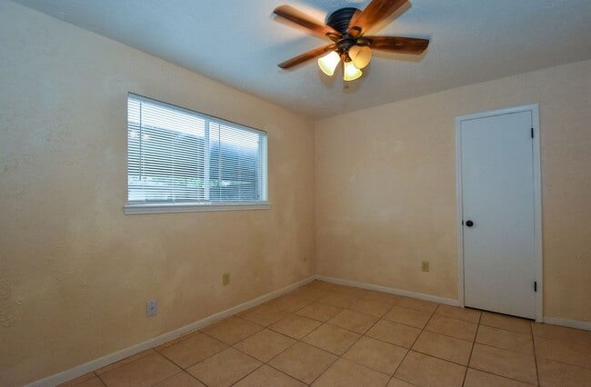 Building Photo - 3 BEDROOM 2 BATH PATIO HOME WITH  1112 SF