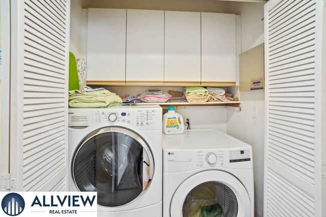 Building Photo - Fully Furnished Townhome with Attached Gar...