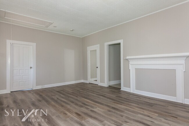 Building Photo - The living is easy in this 2 bedroom, 1 ba...