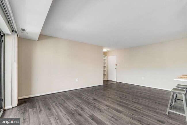 Building Photo - 6139 Leesburg Pike