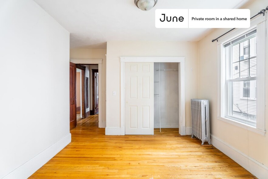 Building Photo - Private bedroom in 4 bed/1.5 bath Home