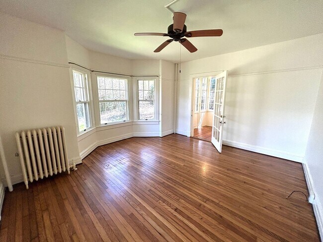 Building Photo - North AVL -  Renovated Arts & Crafts Cottage