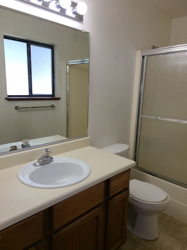 Building Photo - Hillview Duplex