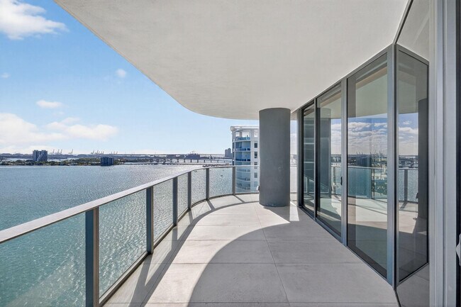 Building Photo - 700 NE 24th St