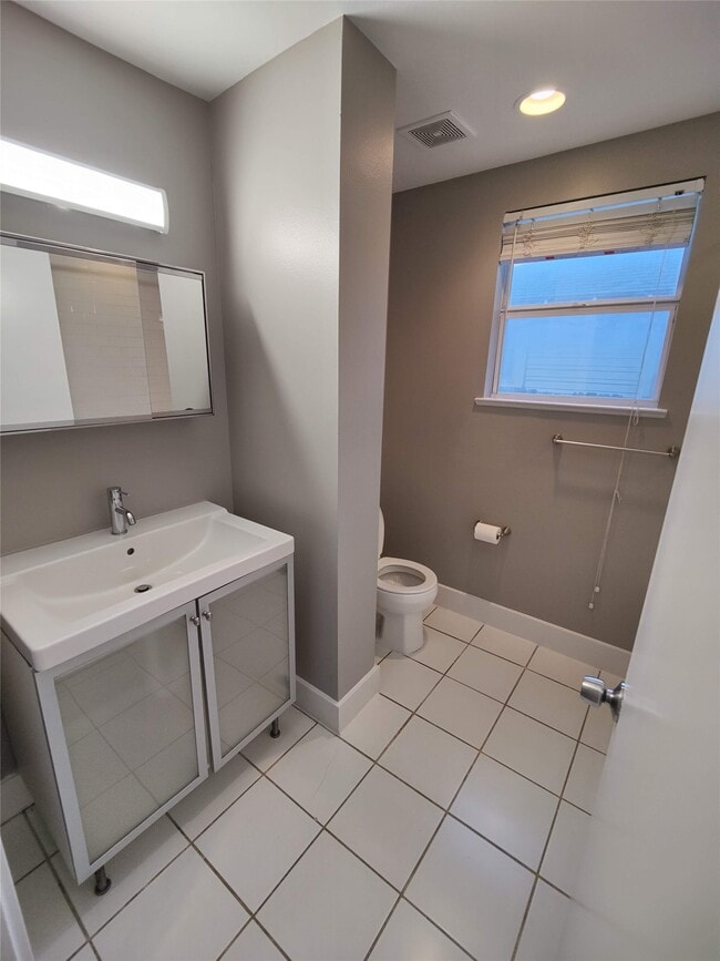 Building Photo - 711 Graham Pl