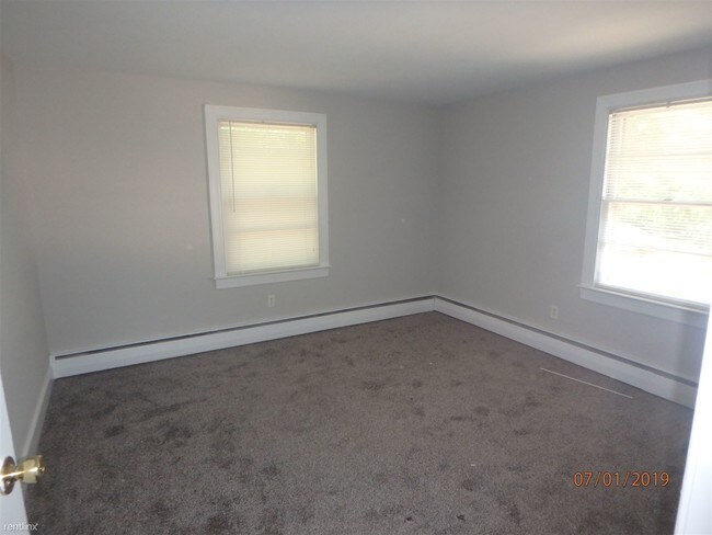 Building Photo - 2 br, 1 bath - East 3rd Street Apartments