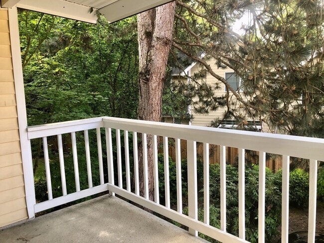 Building Photo - Remodeled Bellevue Condo
