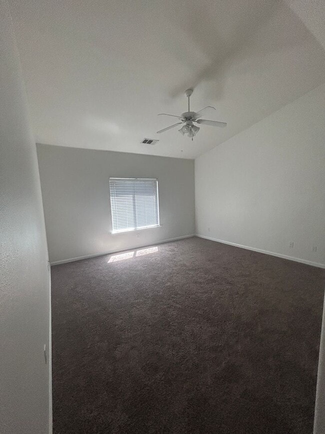 Building Photo - 3 bedroom 2 bath in Lemoore with SOLAR!