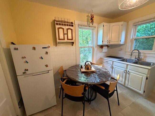 Building Photo - 2 Bed / 1 Bath Main Floor Apartment for Rent – Great Cincinnati Location!