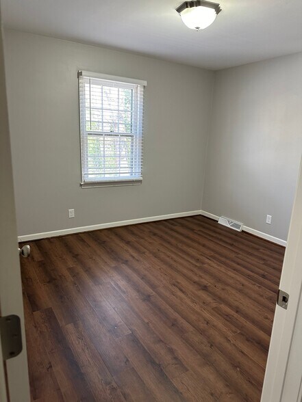 Building Photo - 604 Tryon St