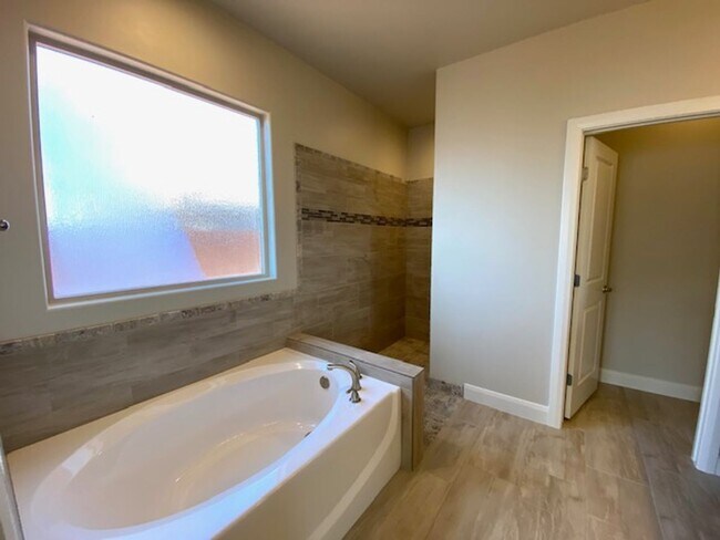 Building Photo - SPACIOUS HOME FOR RENT!