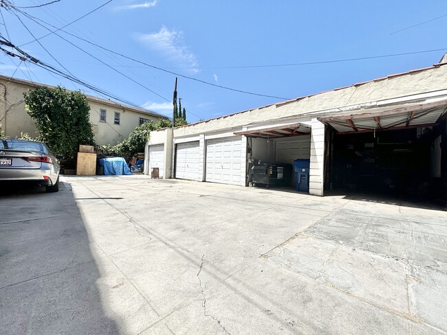 Building Photo - 1019 1/2 S Orange Dr Los Angeles, CA 90019