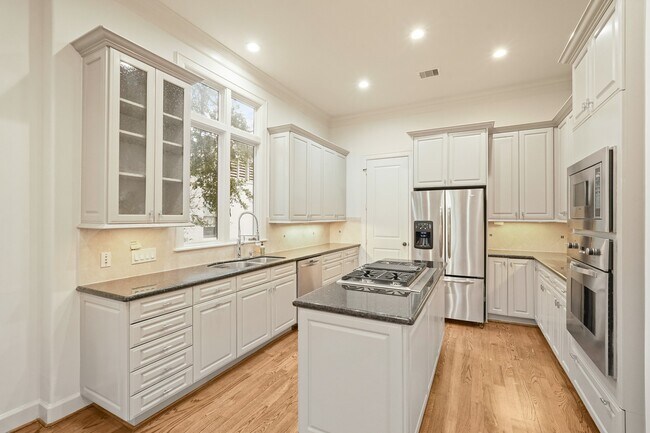 Building Photo - 521 Lovett Blvd