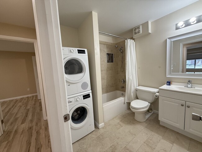 Building Photo - Remodeled 2-Bedroom!