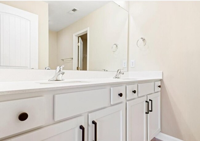 Building Photo - Modern End-Unit Townhome with Main-Level Primary Suite & Loft in Strawberry Creek