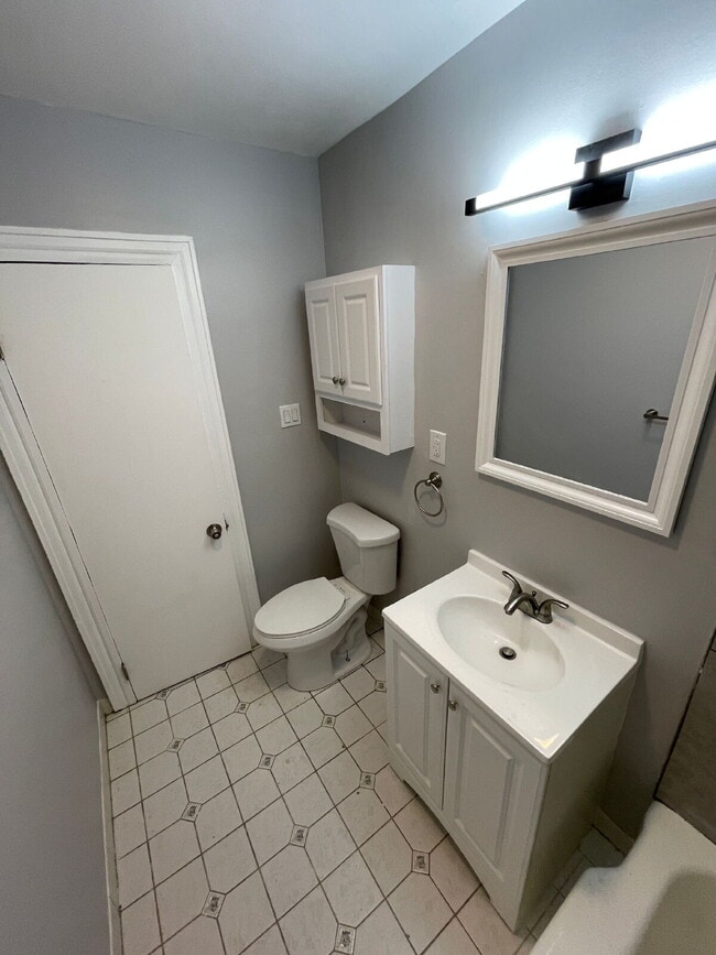 Building Photo - Renovated 2 bed 1 bath apartment in South Side!