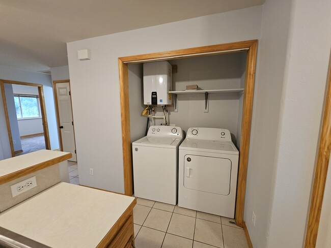 Building Photo - 311 E Golf Pl