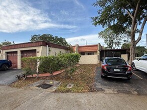 Building Photo - 9423 Oakburst Ln