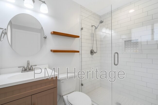 Building Photo - 1139 N Sunset Dr