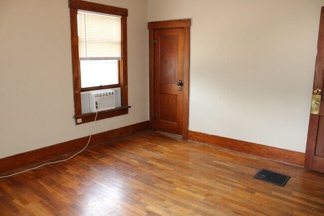 Building Photo - House for rent! 2 kitchens 3 Baths! Close ...