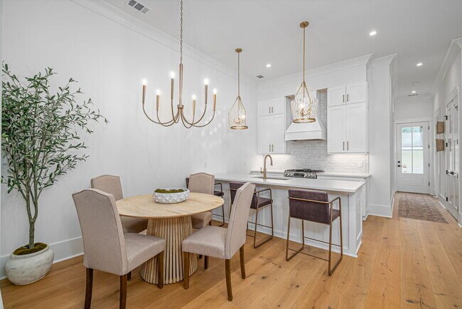 Building Photo - 302 W 38th St