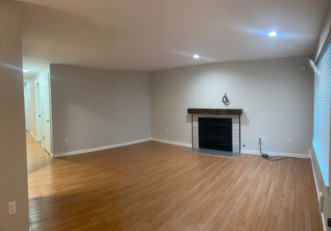 Building Photo - 6405 S Alder St