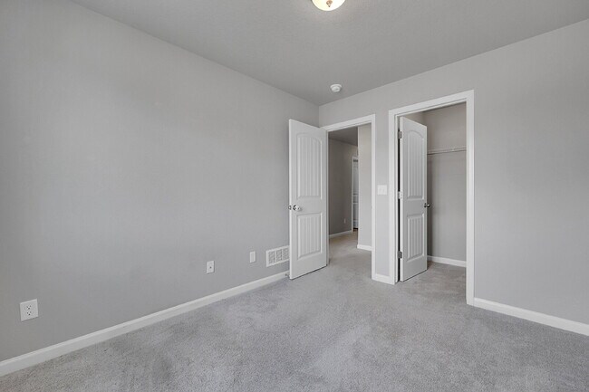 Building Photo - $2,150 - 3 Bed, 2.5 Bath Updated Townhome ...