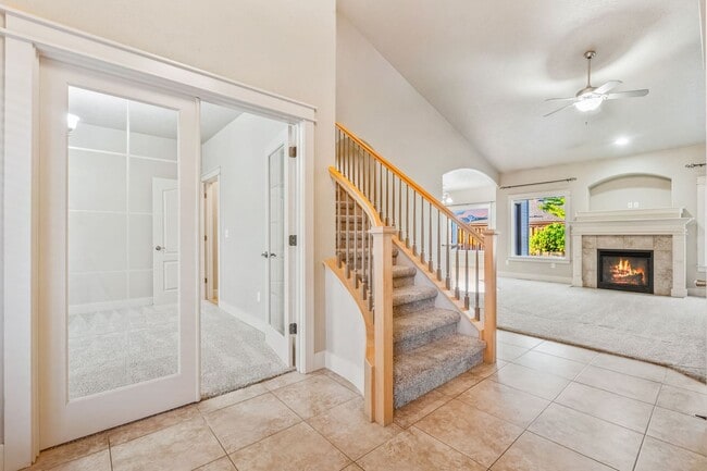 Building Photo - SE BOISE 5BD/3.5BA PLUS OFFICE