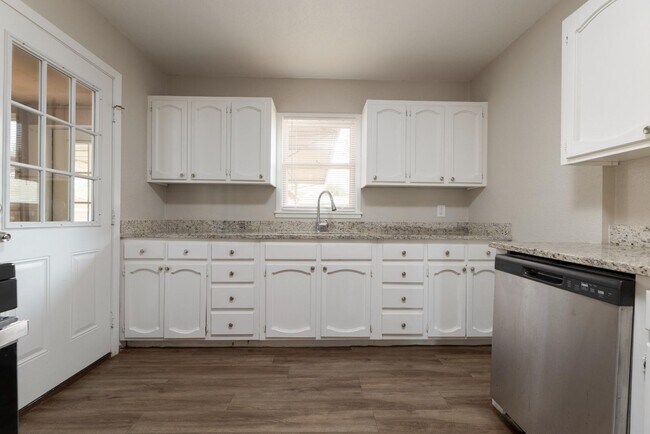 Building Photo - 875 Utopia Ln