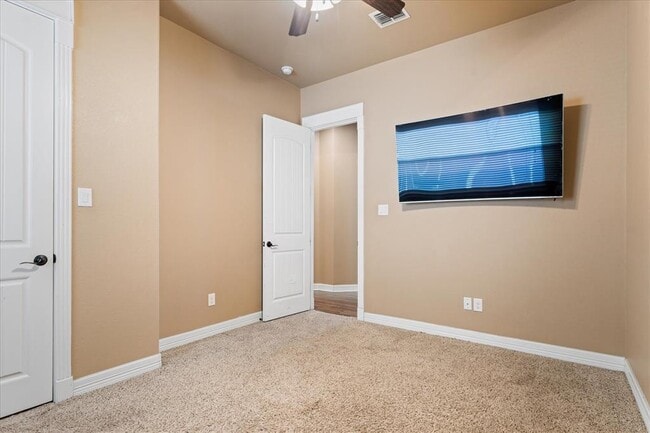 Building Photo - 916 Easton Dr