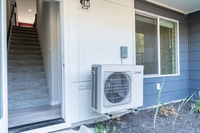 Building Photo - 3B/3B cozy townhome