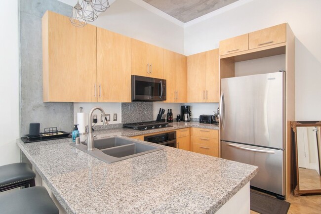 Building Photo - Upgraded Beautiful One Bedroom located Dow...