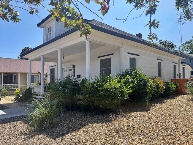 Building Photo - RENOVATED 3 BD Bungalow in MidTown!