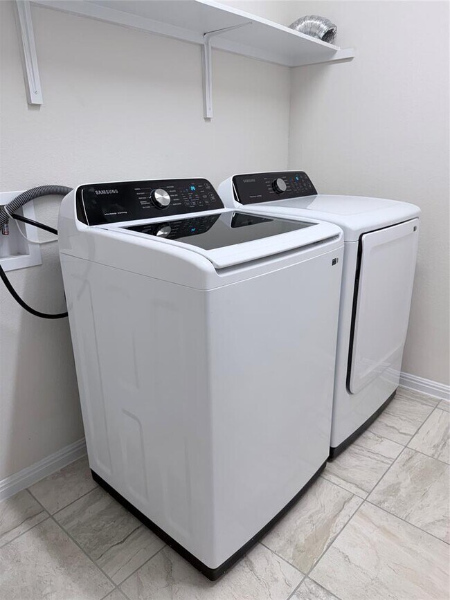 Building Photo - 605 Elm Green St