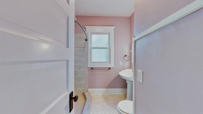 Building Photo - 134 Mansfield St