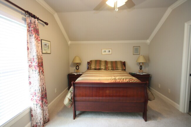 Building Photo - 27 Carriage Hill