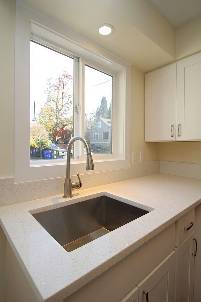 Building Photo - 1865-1865 SE Oak St