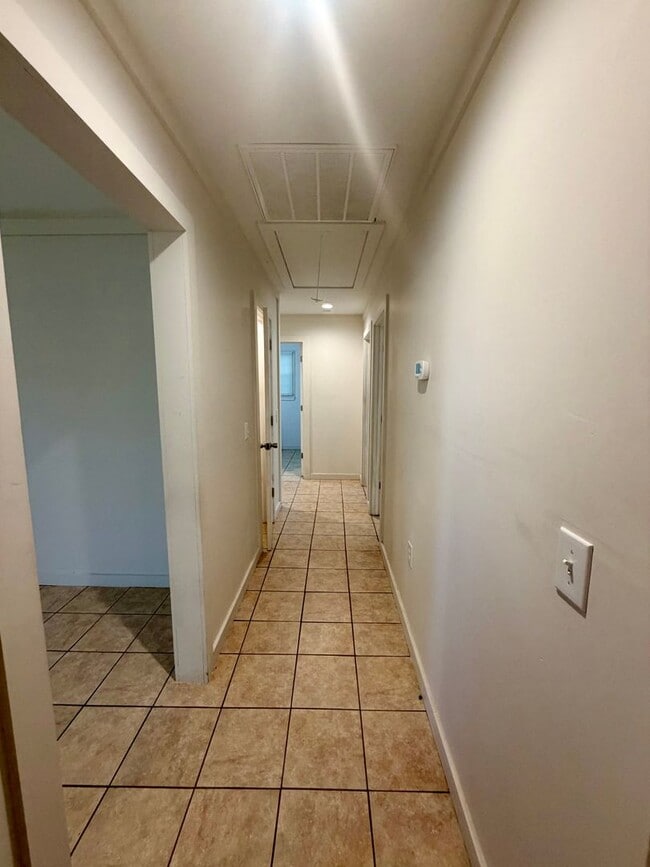Building Photo - 3 Bed 1 Bath Brick Home