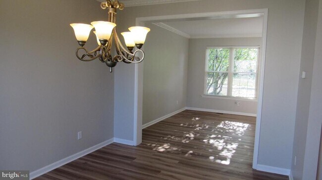 Building Photo - 1045 Fallbrook Ln