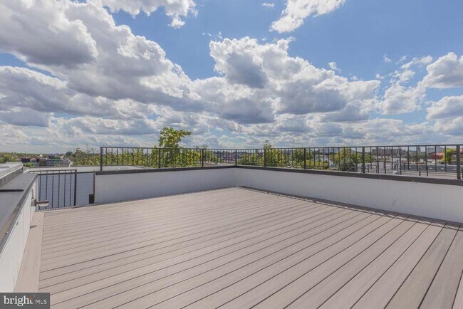 Building Photo - 722 Kenyon St NW