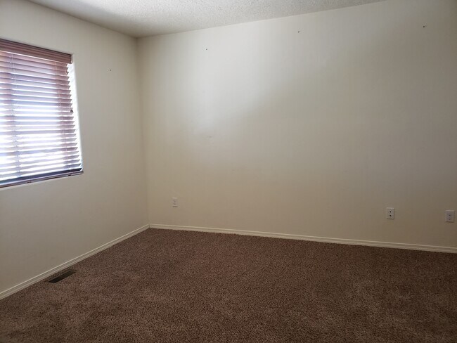 Building Photo - Nice 4 Bedroom home in Mesa Vista Subdivis...