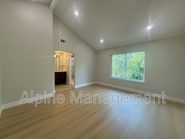 Building Photo - 560 Palo Alto Pl