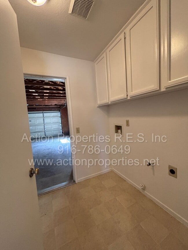 Building Photo - Charming 3 Bed, 2 Bath House - Close to Shopping, Schools, and Parks - New Paint - Updated Flooring!