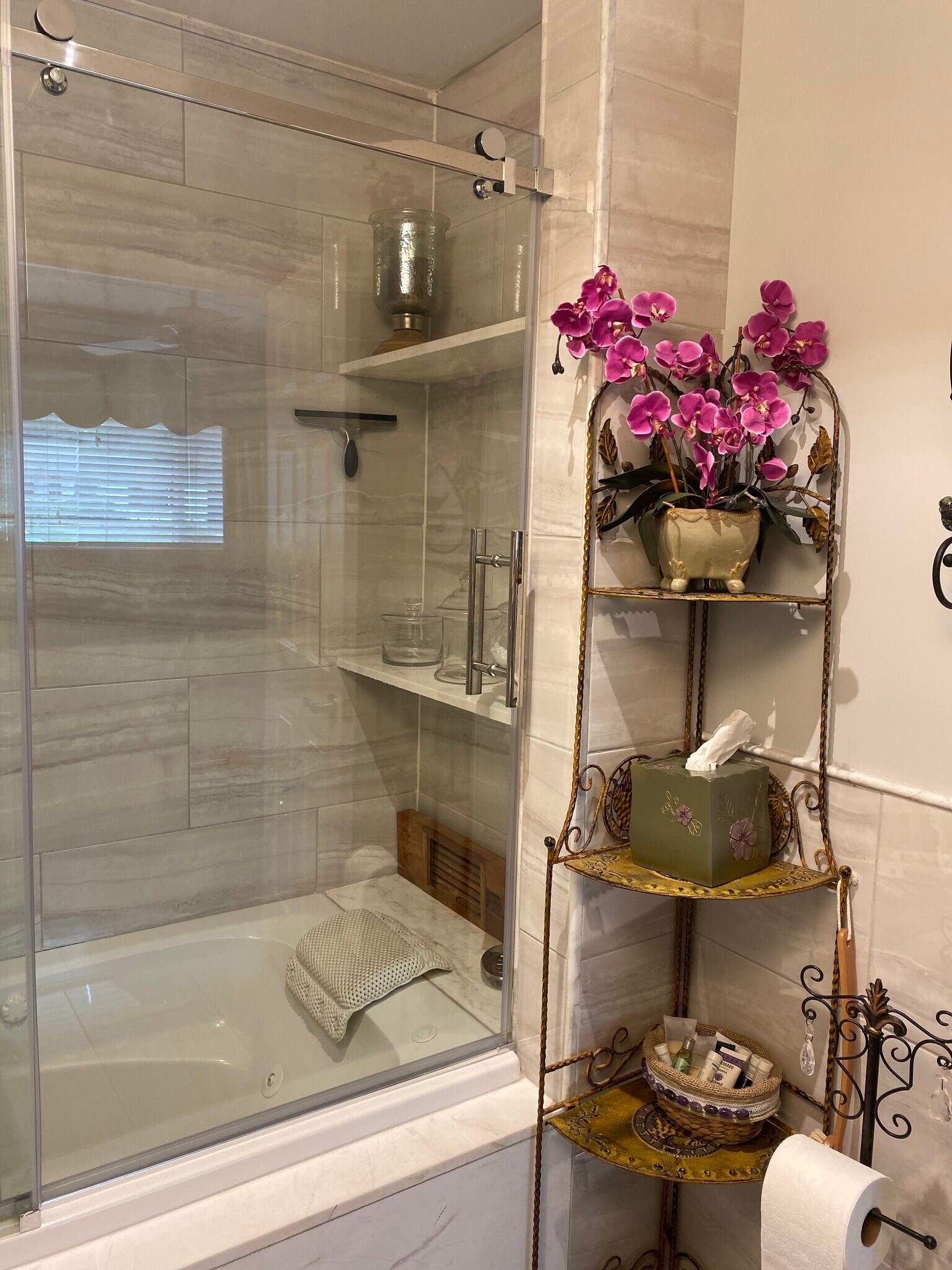 Building Photo - 493 Castle Dr