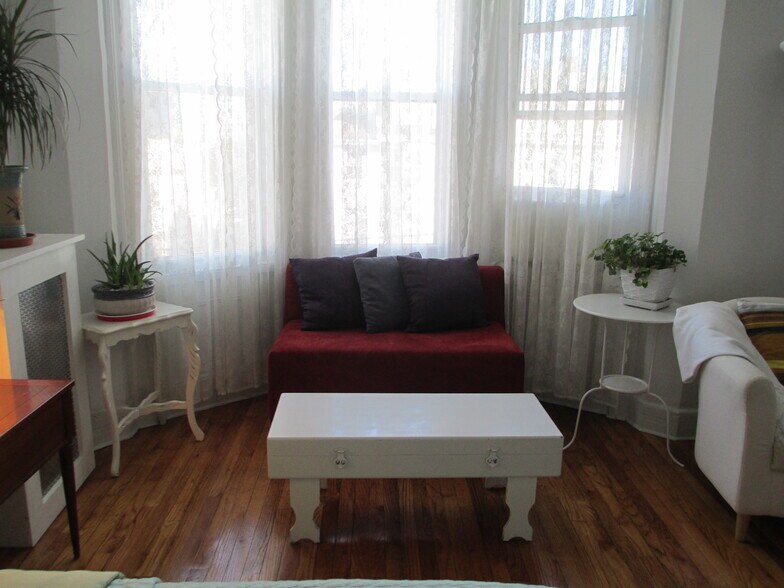 bedroom 2 seating area - 855 Pavonia Ave
