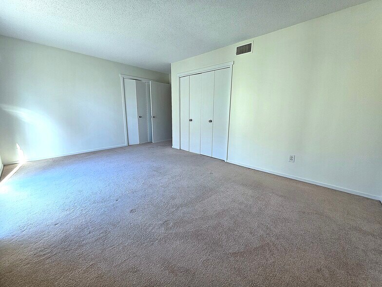 Building Photo - 563 Heritage Vlg