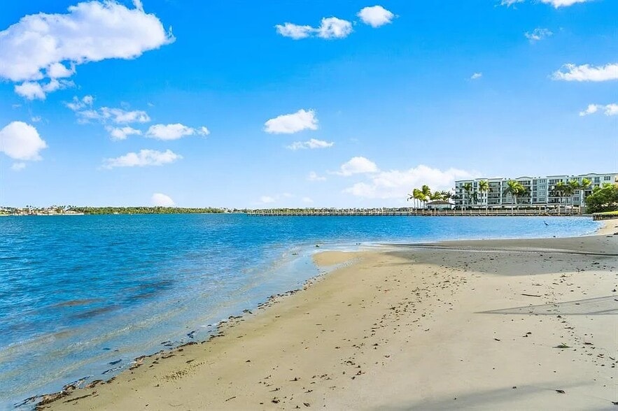 Building Photo - 20 S Lakeshore Dr