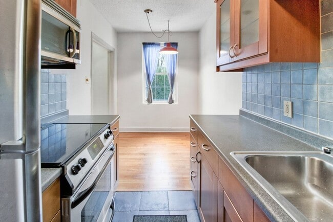 Building Photo - Spacious 1BR/1BA in Fabulous Cathedral Heights neighborhood!