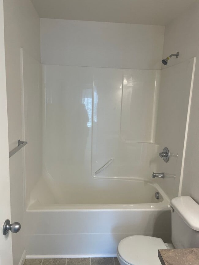 Building Photo - 2 bed 1 bath + Bonus Room Duplex in Northeast Salem!